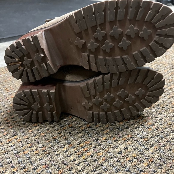 Suede fall boots. Above ankle. Great condition. No flaws.Buckles and zippered - Picture 5 of 9